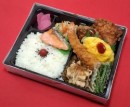 銀鮭デラックス弁当　1296円(税抜)