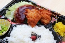 ハンバーグとからあげのお茶付き弁当(120ml缶)824円