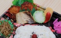 さばの塩焼きと若鶏のからげのお茶付き弁当(120ml缶)917円