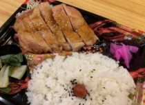 照焼きチキンのお茶付き弁当(120ml缶)917円