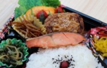 銀鮭となめたけハンバーグのお茶付き弁当(120ml)1000円