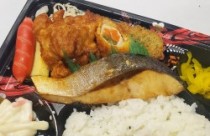 ぶりの塩焼きと若鶏の唐揚げのお茶付き弁当(120ml缶)1000円