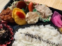 肉幕弁当のお茶付き弁当(120ml缶)800円