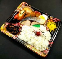 やきとり&ぶりの塩焼き弁当　917円