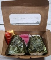 おにぎり2個入りパック(うめ/しゃけ)　648円(税抜)