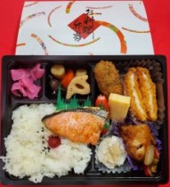 鮭の西京焼きと若鶏の甘酢あん弁当　1296円