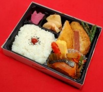 厚切りハムカツ銀鮭弁当　1296円(税抜)