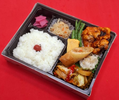 おてがる中華弁当　926円(税抜)