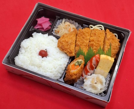 とんかつ焼売弁当　926円(税抜)