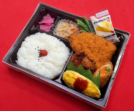 タルタルアジフライ&唐揚げ弁当　926円(税抜)
