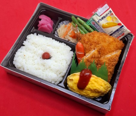 タルタルアジフライ&イカフライ弁当　926円(税抜)