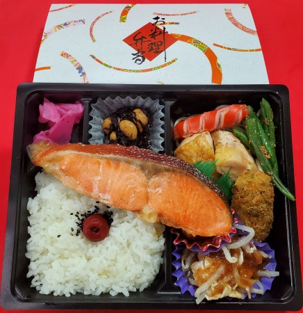 銀鮭とチキン照焼きの和風弁当　1287円(税抜)