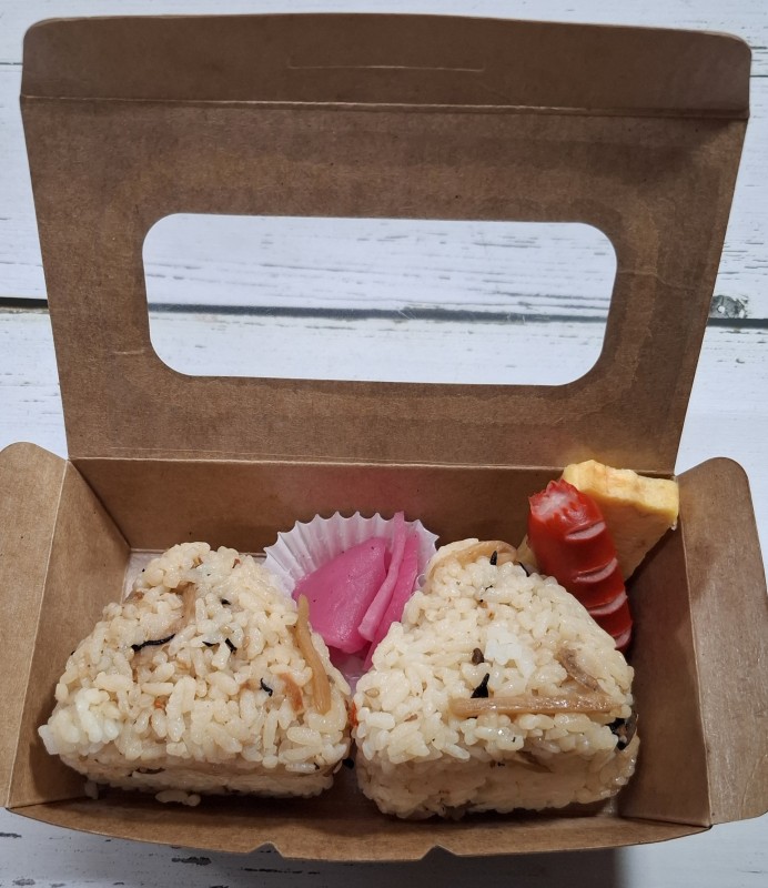 おにぎり2個入りパック(五目)　741円(税抜)