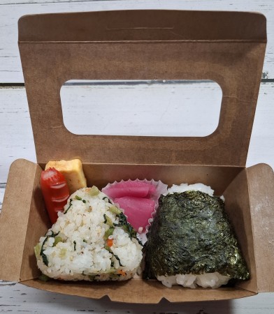 おにぎり2個入りパック(野沢菜/うめ)　741円(税抜)