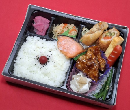 銀鮭&若鶏の甘酢あん弁当　1204円(税抜)