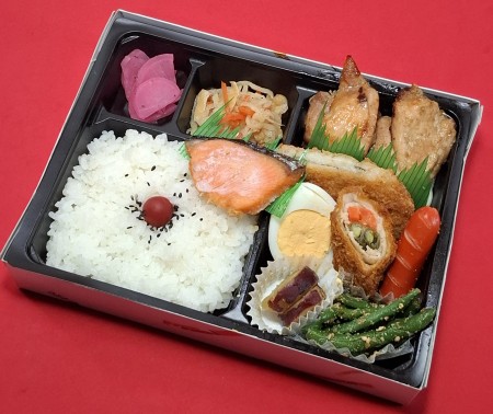 銀鮭&若鶏のゆず胡椒焼き弁当　1296円(税抜)