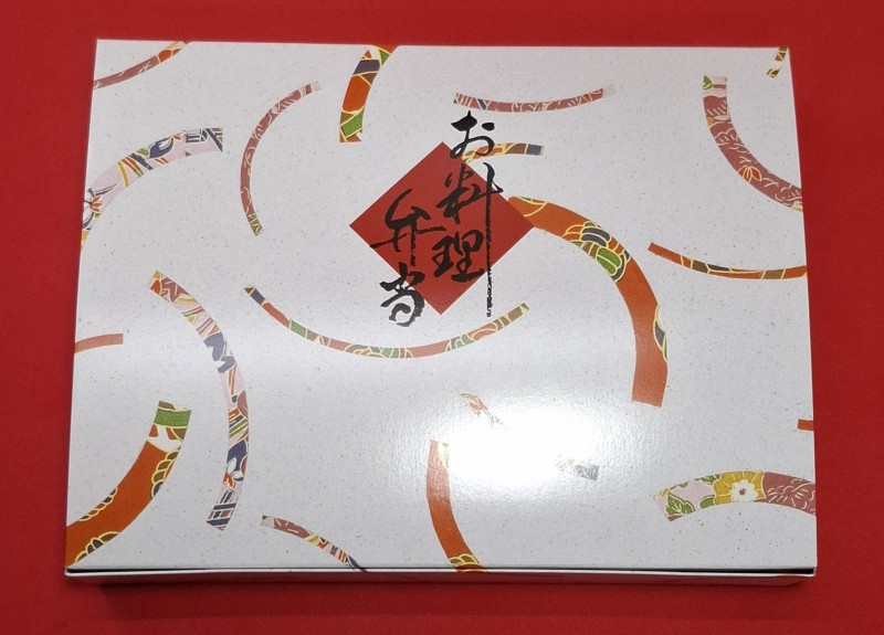 銀鮭デラックス弁当　1296円(税抜)