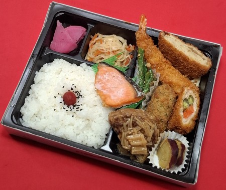 銀鮭となめ茸ハンバーグの和風弁当　1204円(税抜)
