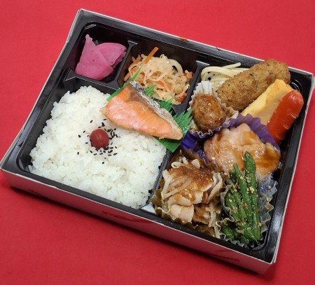 銀鮭とチキン照焼きの和風弁当　1296円(税抜)