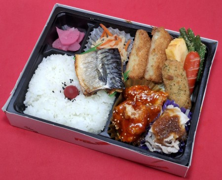 おまかせ弁当　1,296円(税抜)