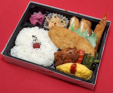 チキンカツと白身フライの洋風弁当　1204円(税抜)