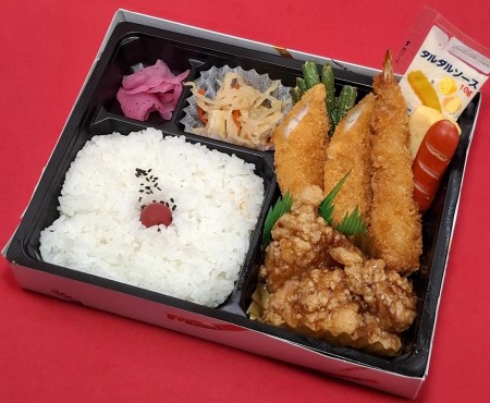 チキン南蛮とイカフライ弁当　1111円(税抜)