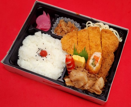 豚の生姜焼き&ソースとんかつ弁当　1,111円(税抜)