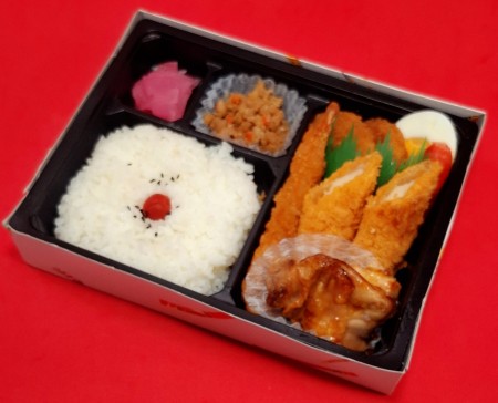 チキン照焼きとイカフライ弁当　1019円(税抜)