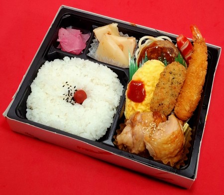 チキン照焼きの洋風弁当　1111円(税抜)