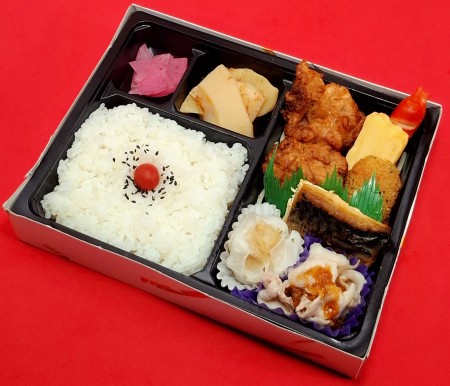 鯖と若鶏のからあげの和風弁当　1,111円(税抜)