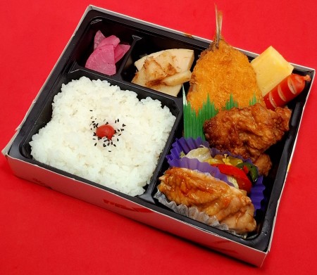 鶏肉とアジフライ弁当　1,111円(税抜)