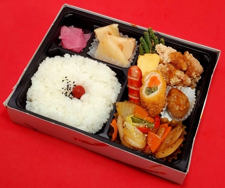 若鶏の竜田揚げと野菜炒め弁当　1204円(税抜)