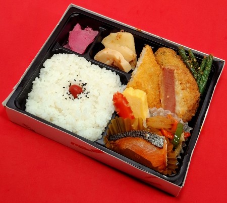 厚切りハムカツ銀鮭弁当　1296円(税抜)