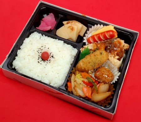 野菜炒めと若鶏の玉葱醤油弁当　1204円(税抜)