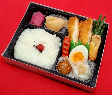 ソースチキンカツ&中華春巻き弁当　1019円(税抜)