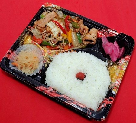 豚バラ肉の野菜炒め弁当　890円(税抜