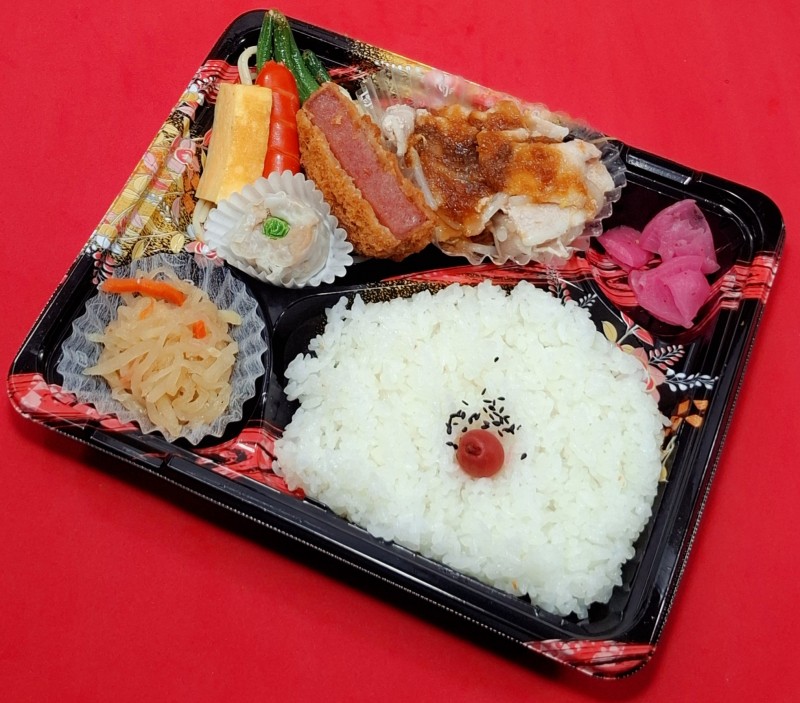 厚切りハムカツ&豚しゃぶおろしダレ弁当弁当　880円(税抜)