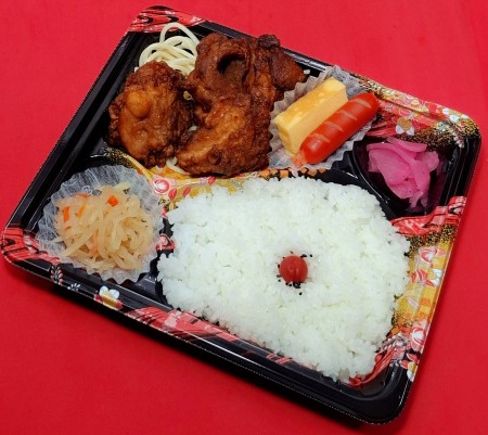 若鶏の唐揚げ弁当　824円～(税抜)